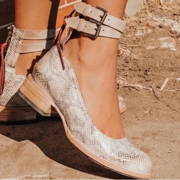 Freebird by Steven Snakeskin “Maribel” double Strap Shoes - Picture 2 of 14